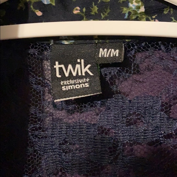 Twik lace and flower tank blouse - Picture 2 of 3